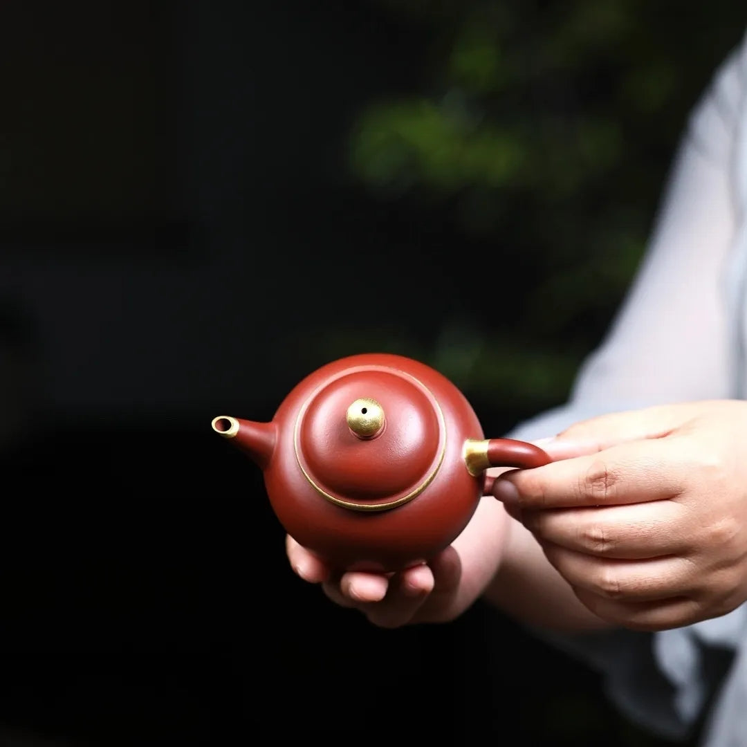 Product Name: Yixing Purple Clay Teapot - Masterfully Handcrafted Zhu Ni with Gold Outline, 200cc Capacity